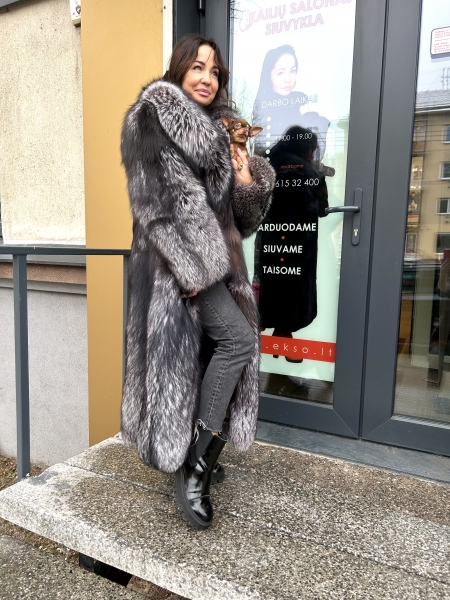 Juodsidabrės lapės ilgi kailiniai Kaina 0€