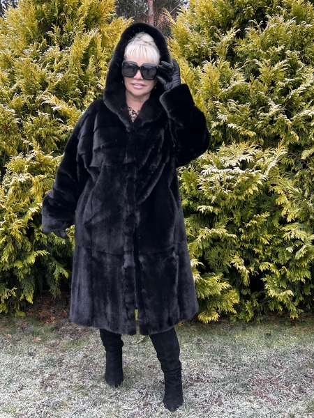 Juodo audinės kailiniai du gobtuvu Kaina 0€